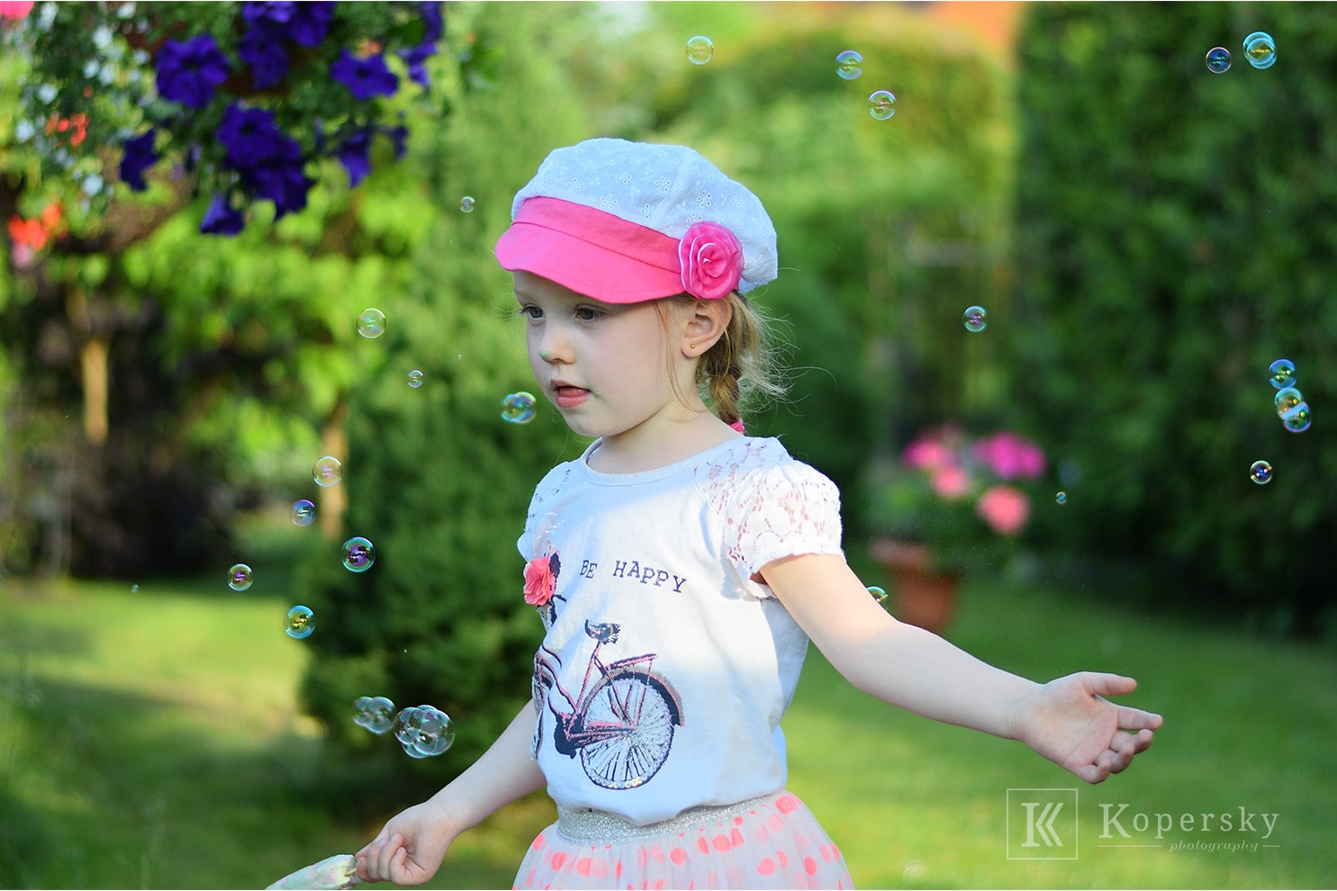 Zdjęcie – Dziewczynka puszcza bańki